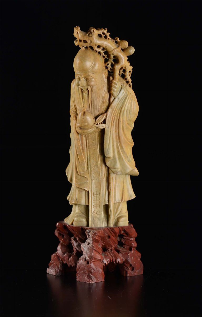 Figura di saggio in saponaria con frutto ed iscrizione, Cina, XX secolo  - Asta Chinese Works of Art - Cambi Casa d'Aste