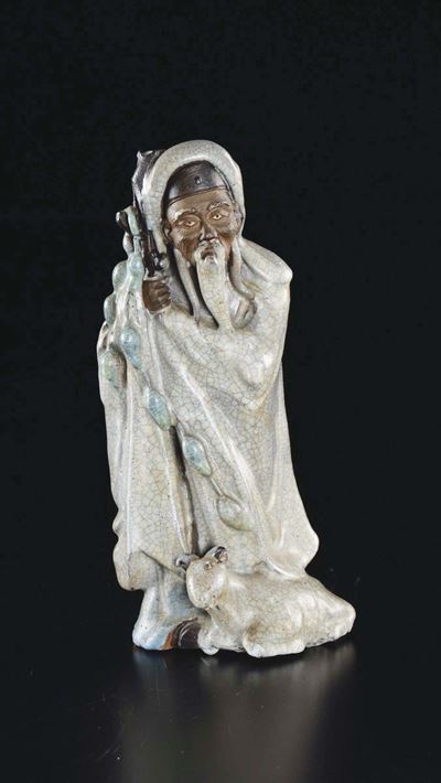 Saggio in Porcellana Craquelè con Bastone e Capretta, Cina, Dinastia Qing, XIX Secolo