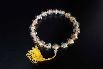 Collana in Vetro Dipinto con Figure di Saggi ed Iscrizione, Cina, XX Secolo