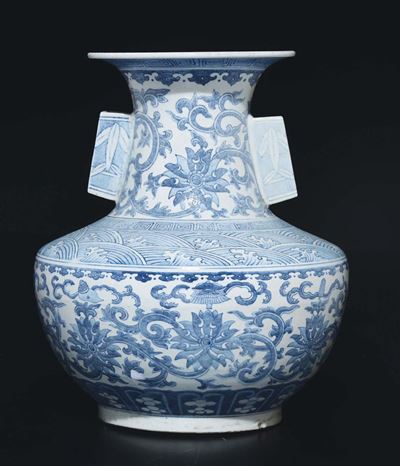 Vaso in Porcellana Bianca e Blu con Anse Quadrate e Decoro di Fiori di Loto, Cina, Dinastia Qing,...