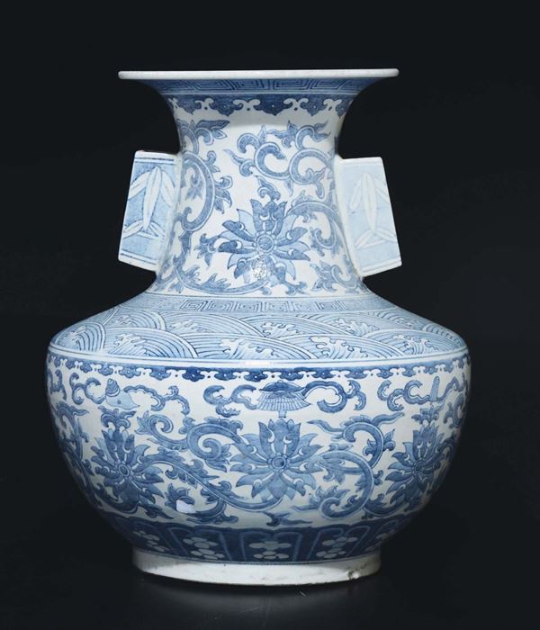 Vaso in porcellana bianca e blu con anse quadrate e decoro di fiori di loto, Cina, Dinastia Qing, epoca Guangxu (1875-1908)