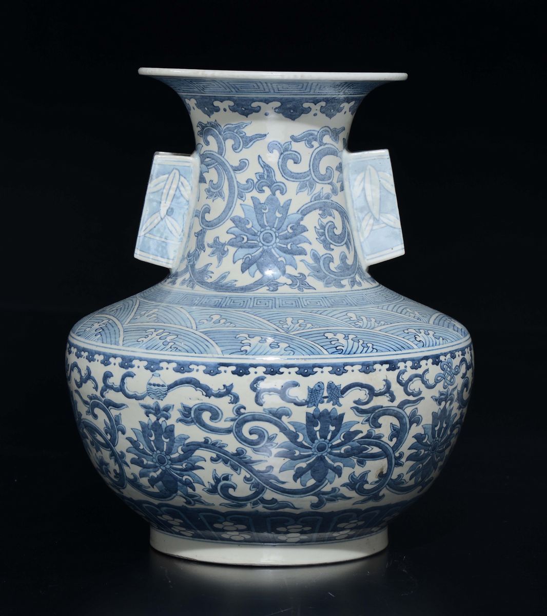 Vaso in Porcellana Bianca e Blu con Anse Quadrate e Decoro di Fiori di Loto, Cina, Dinastia Qing,...