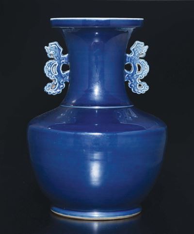 Vaso in Porcellana Monocroma Blu a Doppia Ansa, Cina, Dinastia Qing, Epoca Daoguang (1821-1850)