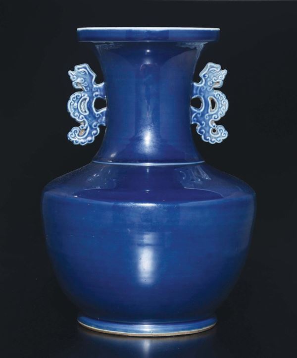 Vaso in porcellana monocroma blu a doppia ansa, Cina, Dinastia Qing, epoca Daoguang (1821-1850)