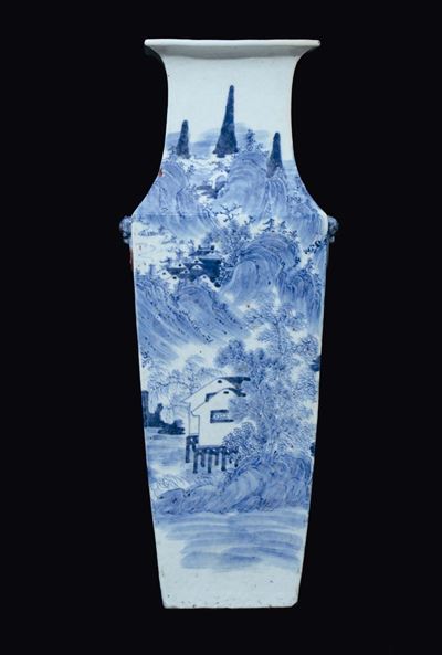 Vaso in Porcellana Bianca e Blu a Pianta Quadrata con Raffigurazione di Paesaggio, Cina, Dinastia...