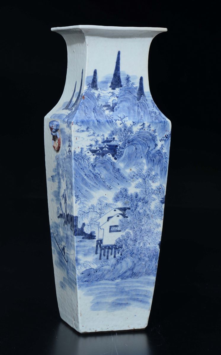 Vaso in Porcellana Bianca e Blu a Pianta Quadrata con Raffigurazione di Paesaggio, Cina, Dinastia...