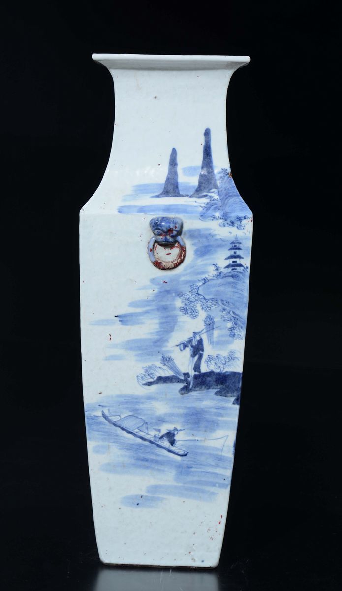 Vaso in Porcellana Bianca e Blu a Pianta Quadrata con Raffigurazione di Paesaggio, Cina, Dinastia...