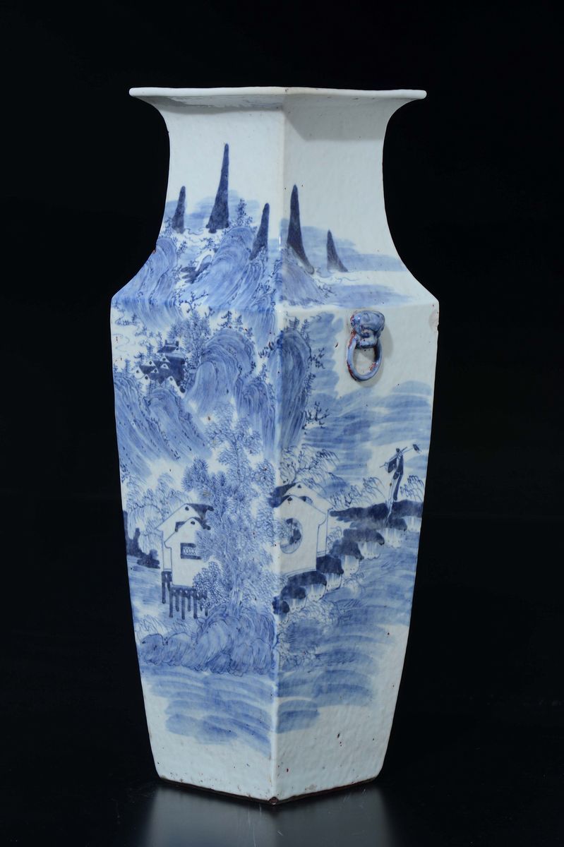 Vaso in Porcellana Bianca e Blu a Pianta Quadrata con Raffigurazione di Paesaggio, Cina, Dinastia...