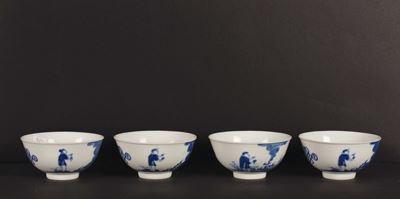 Quattro Tazzine in Porcellana Bianca e Blu con Raffigurazioni di Personaggi, Cina, Dinastia Qing,...