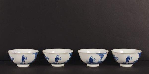 Quattro tazzine in porcellana bianca e blu con raffigurazioni di personaggi, Cina, Dinastia Qing, XIX secolo