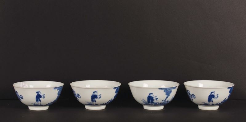 Quattro tazzine in porcellana bianca e blu con raffigurazioni di personaggi, Cina, Dinastia Qing, XIX secolo  - Asta Fine Chinese Works of Art - Cambi Casa d'Aste