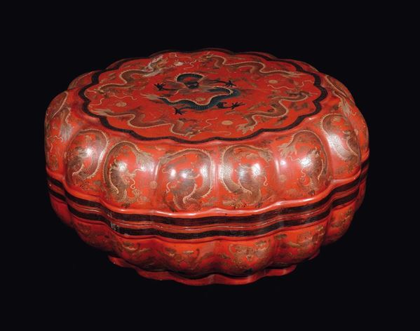 Grande scatola in lacca rossa con immagini di draghi e pipistrelli, Cina, Dinastia Qing, XIX secolo