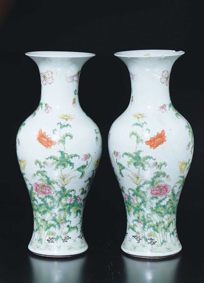 Coppia di Vasi in Porcellana a Smalti Policromi con Decoro Floreale, Cina, Dinastia Qing, Marca e...