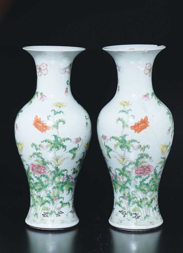 Coppia di vasi in porcellana a smalti policromi con decoro floreale, Cina, Dinastia Qing, marca e del periodo Guangxu (1875-1908)