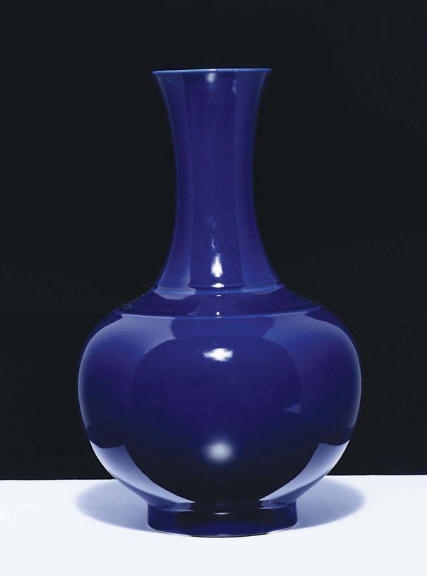 Vaso a bottiglia in porcellana monocroma blu, Cina, Dinastia Qing, epoca Guangxu (1875-1908)