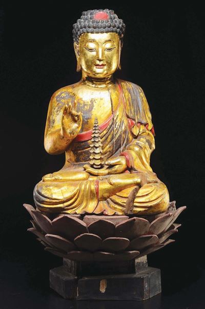 Figura di Buddha in Legno Dorato Seduto su Fiore di Loto, Cina, Canton, Dinastia Qing, Fine XIX S...