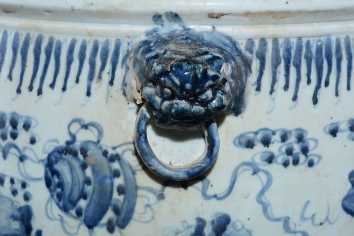 Coppia di Cachepot in Porcellana Bianca e Blu con Anse Ad Anelli, Cina, XX Secolo