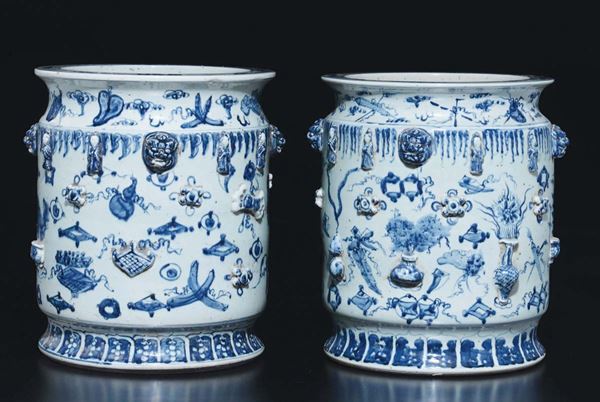 Coppia di cachepot in porcellana bianca e blu con decoro naturalistico a rilievo, Cina, XX secolo
