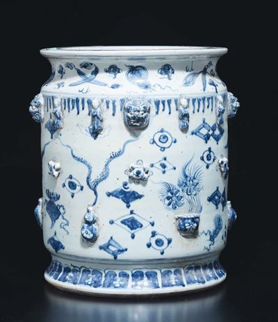 Cachepot in Porcellana Bianca e Blu con Decoro Naturalistico a Rilievo, Cina, XX Secolo