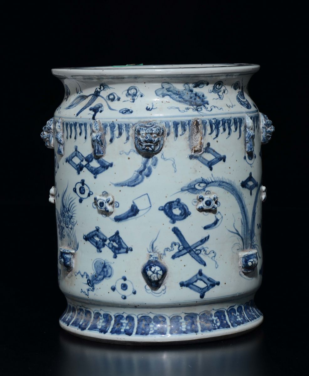 Cachepot in Porcellana Bianca e Blu con Decoro Naturalistico a Rilievo, Cina, XX Secolo