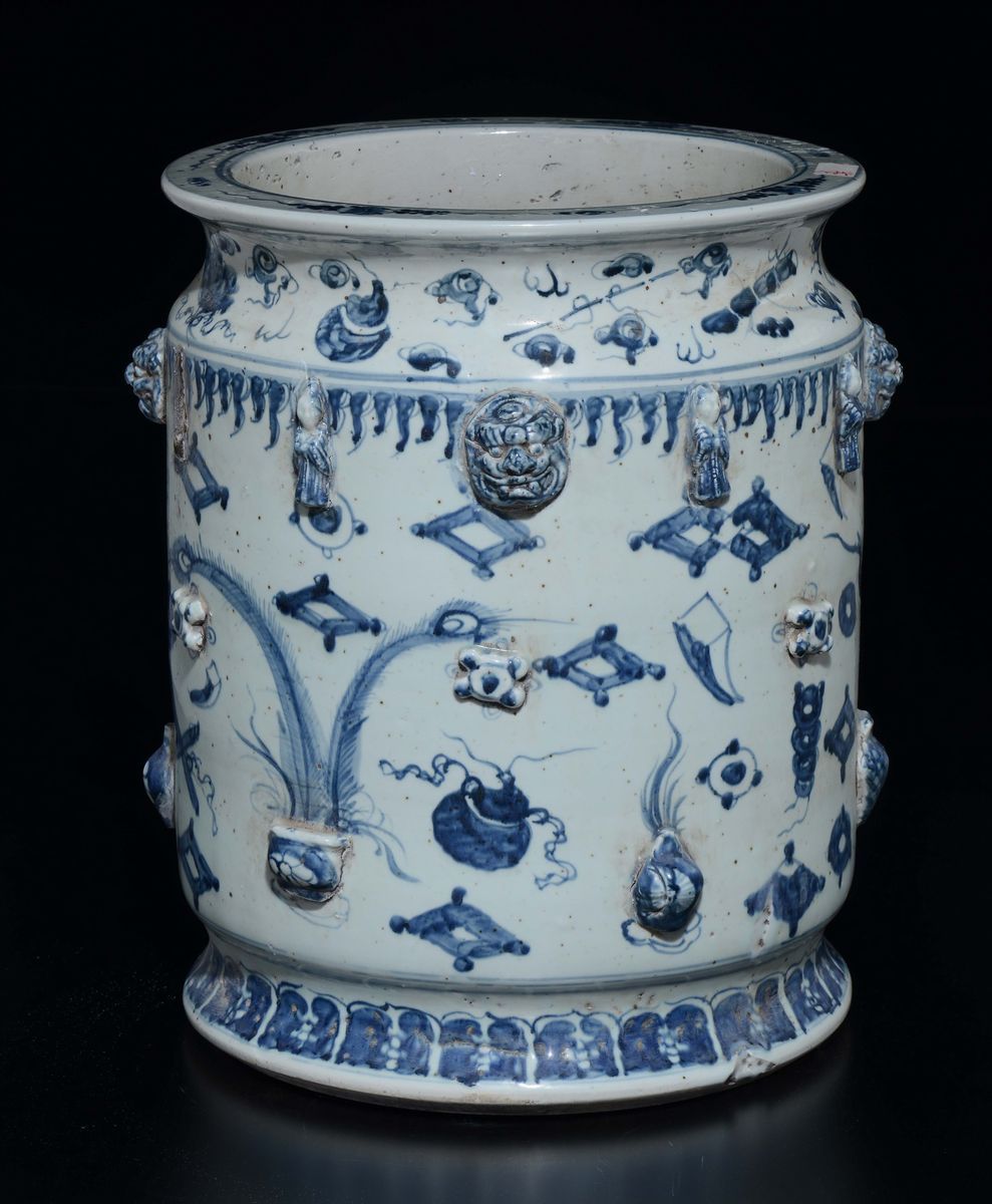Cachepot in Porcellana Bianca e Blu con Decoro Naturalistico a Rilievo, Cina, XX Secolo