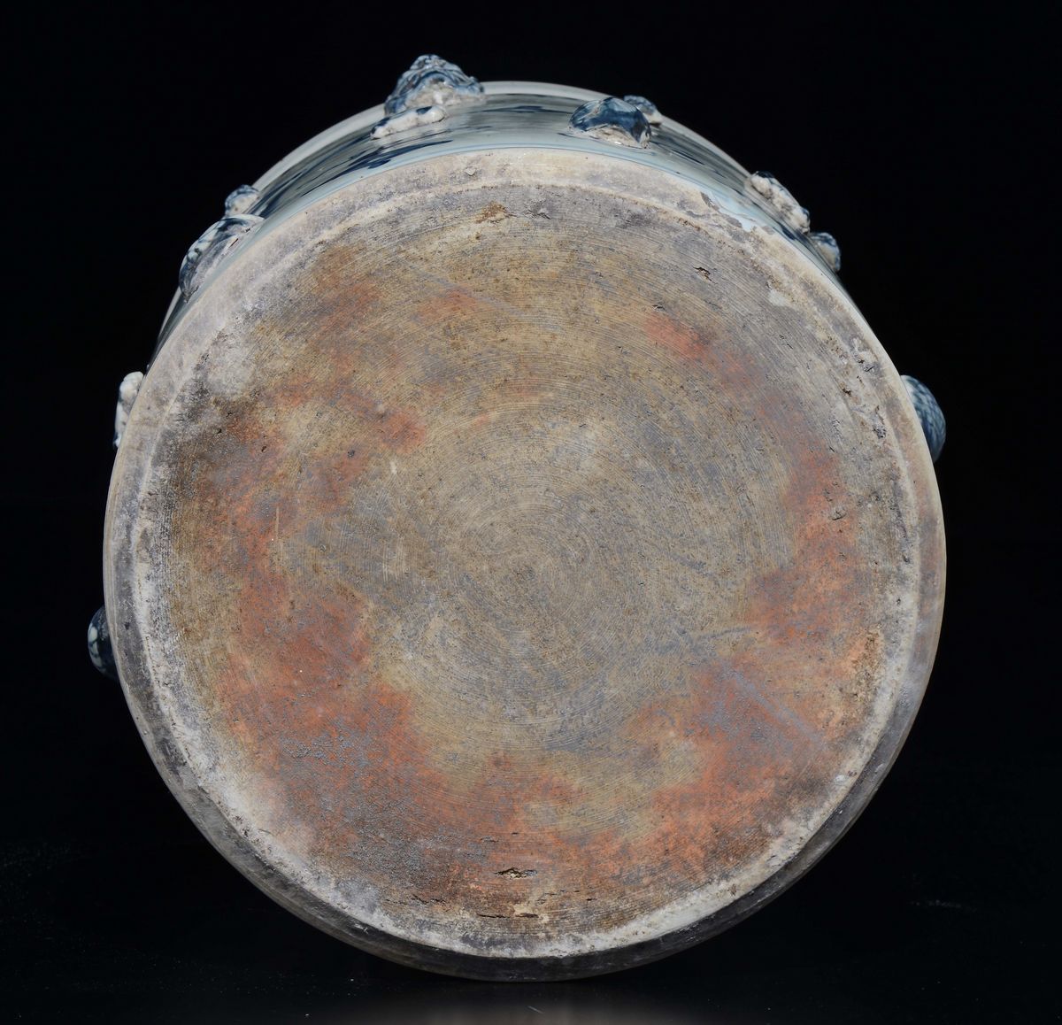 Cachepot in Porcellana Bianca e Blu con Decoro Naturalistico a Rilievo, Cina, XX Secolo