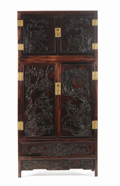 Grande ed Importante Armadio in Legno Huanghuali e Zitan con Ante e Cassetti Finemente Intagliati...