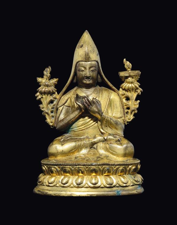 Figura di Lama in bronzo dorato seduto su doppio fiore di loto, Tibet, XVIII secolo