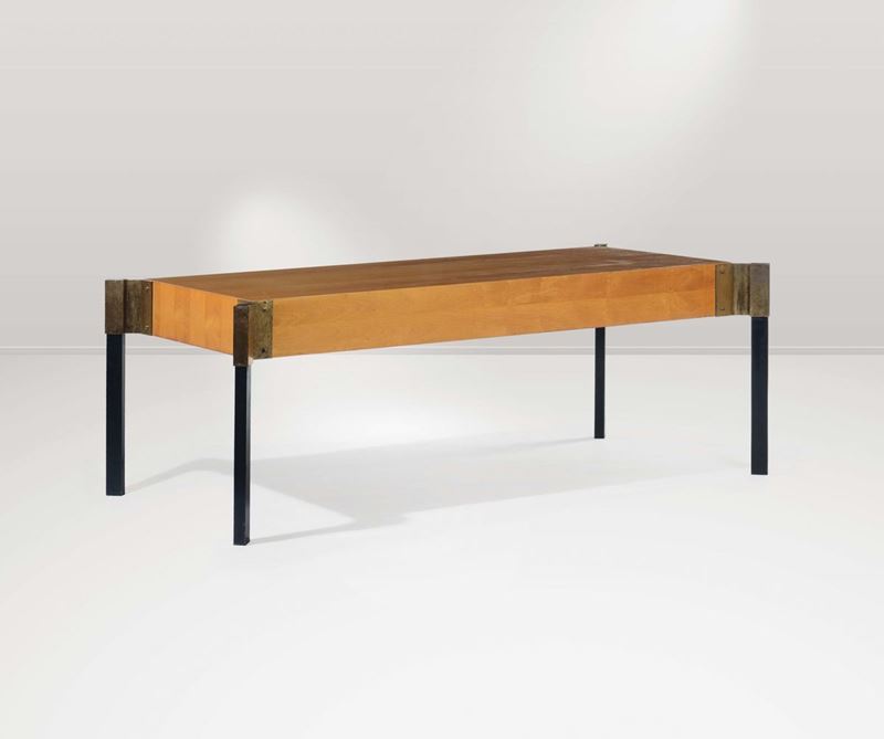 Tavolo in acero con base in metallo e dettagli in ottone.  - Auction Design - II - Cambi Casa d'Aste
