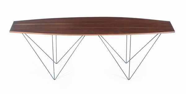Tavolino con piano in legno e base in metallo.