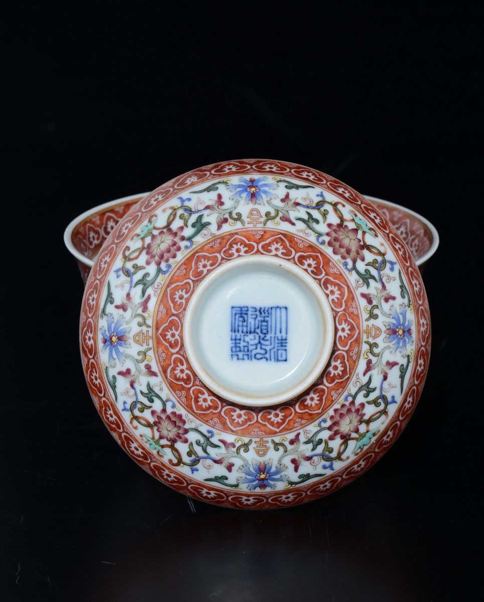 Coppetta con Coperchio in Porcellana a Smalti Policromi con Decoro di Fiori di Loto, Cina, Dinast...