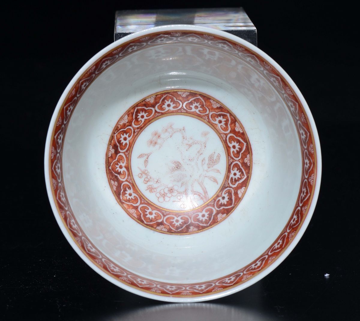 Coppetta con Coperchio in Porcellana a Smalti Policromi con Decoro di Fiori di Loto, Cina, Dinast...