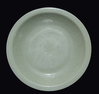 Grande Piatto in Porcellana Celadon, Cina, Dinastia Yuan (1279-1368)