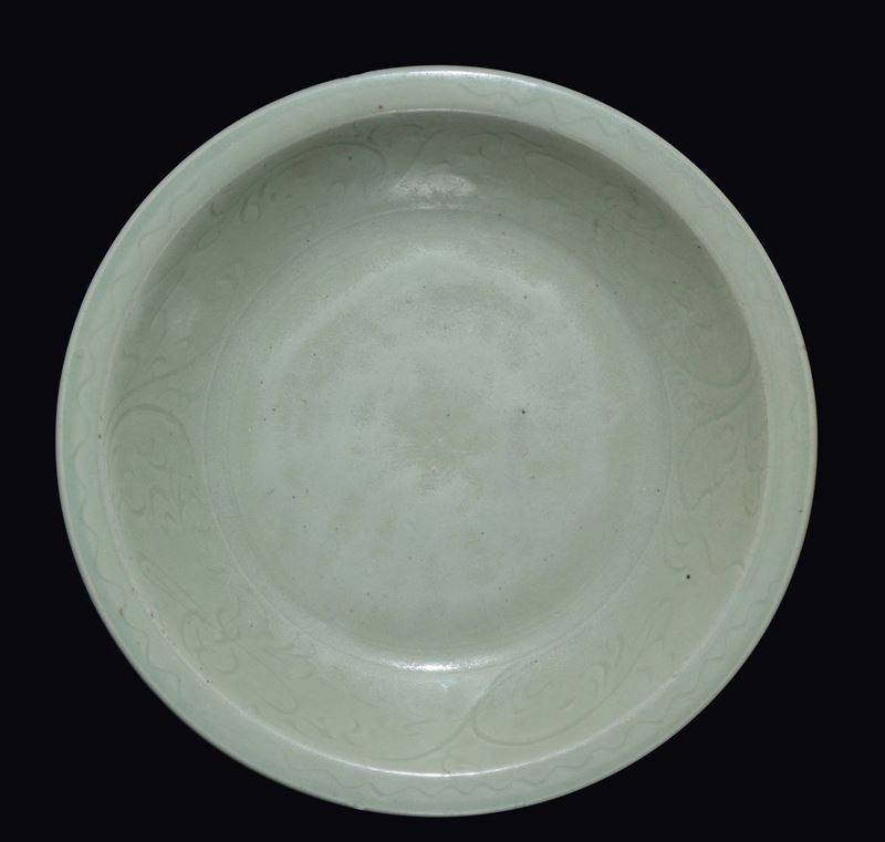 Grande piatto in porcellana Celadon, Cina, Dinastia Yuan (1279-1368)  - Asta Fine Chinese Works of Art - Cambi Casa d'Aste