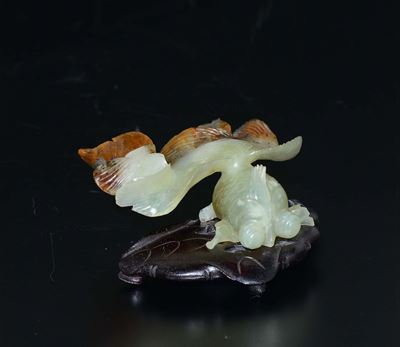 Figura di Pesce Scolpito in Giada Verde e Russet, Cina, XX Secolo