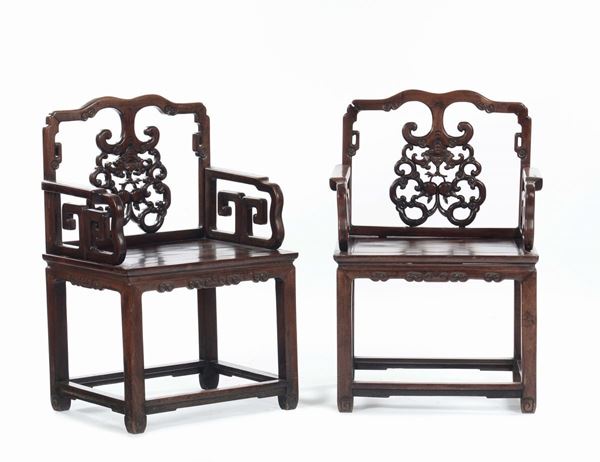 Coppia di poltrone in legno di homu con schienale traforato, Cina, Dinastia Qing, Periodo Daoguang (1821-1850)