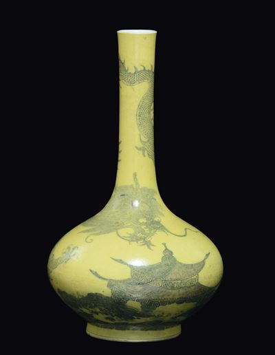 Raro Vaso Ad Ampolla in Porcellana a Fondo Giallo con Raffigurazione di Drago e Pagoda, Cina, Din...