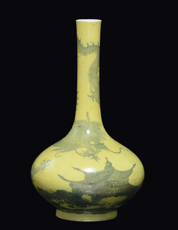 Raro vaso ad ampolla in porcellana a fondo giallo con raffigurazione di drago e pagoda, Cina, Dinastia Qing