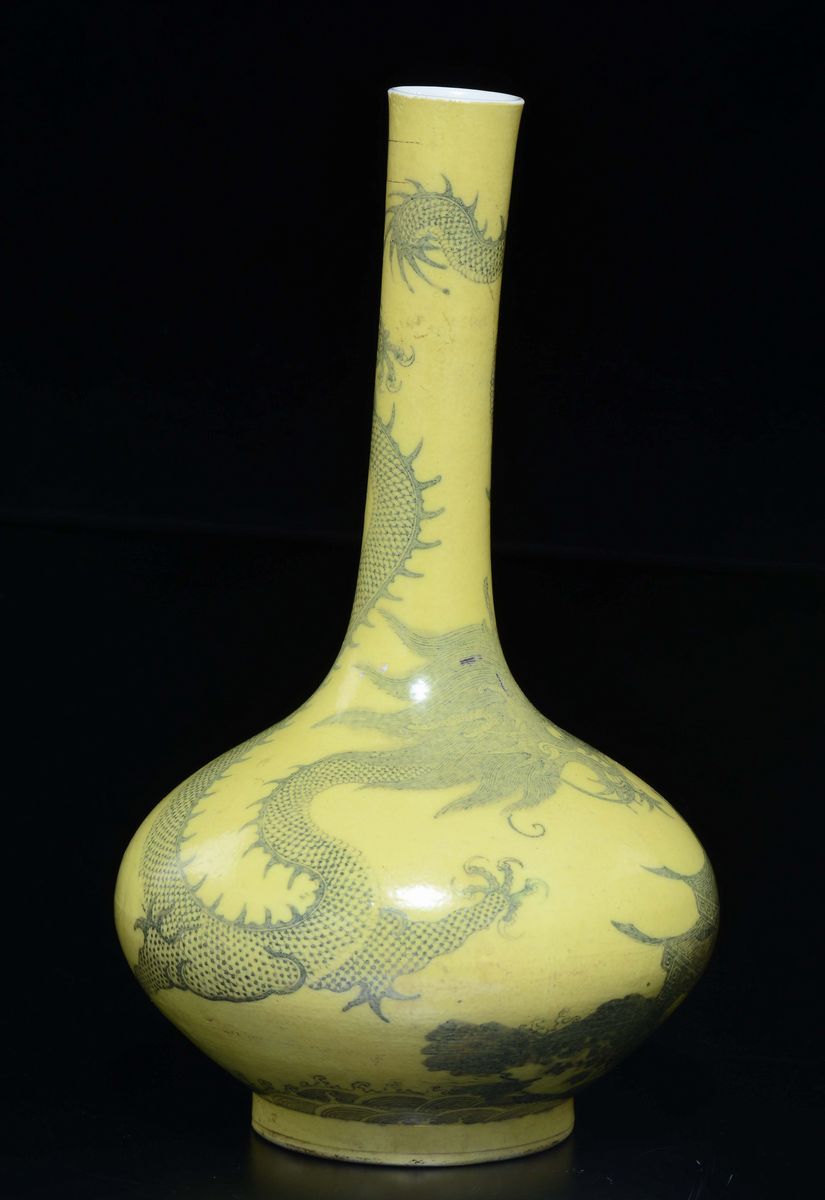 Raro Vaso Ad Ampolla in Porcellana a Fondo Giallo con Raffigurazione di Drago e Pagoda, Cina, Din...