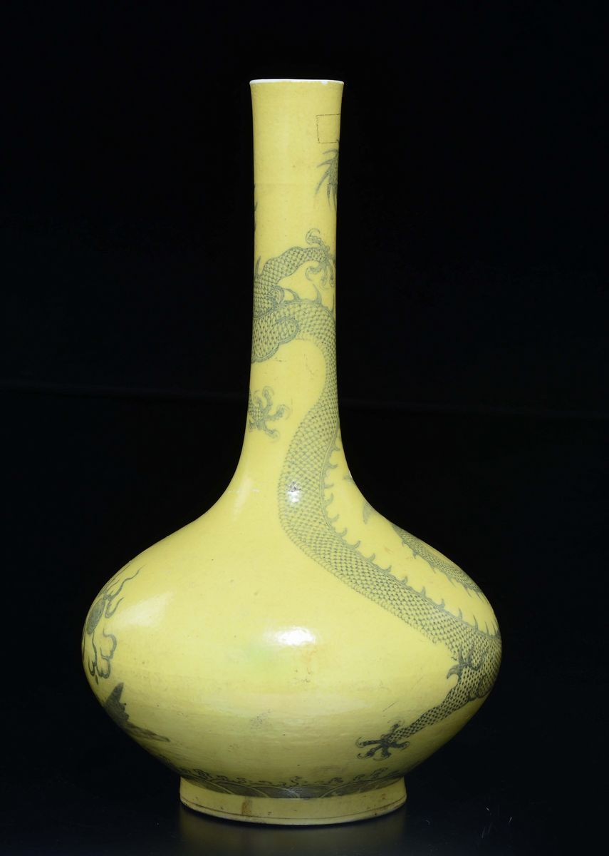 Raro Vaso Ad Ampolla in Porcellana a Fondo Giallo con Raffigurazione di Drago e Pagoda, Cina, Din...