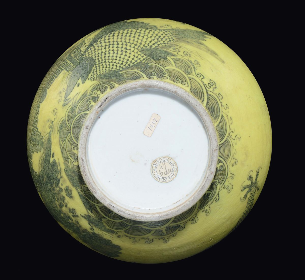 Raro Vaso Ad Ampolla in Porcellana a Fondo Giallo con Raffigurazione di Drago e Pagoda, Cina, Din...