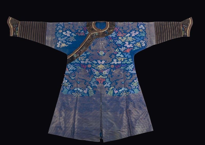 Veste in seta a fondo blu con decoro di dragoni tra le nuvole, Cina, Dinastia Qing, XIX secolo  - Asta Fine Chinese Works of Art - Cambi Casa d'Aste