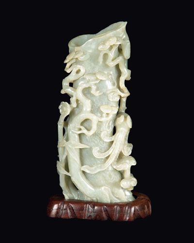 Vaso in Giada Celadon con Decoro a Rilievo Raffigurante Fenice tra Rami, Cina, Dinastia Qing, XIX...