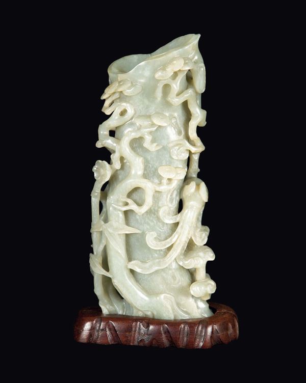 Vaso in giada Celadon con decoro a rilievo raffigurante fenice tra rami, Cina, Dinastia Qing, XIX secolo