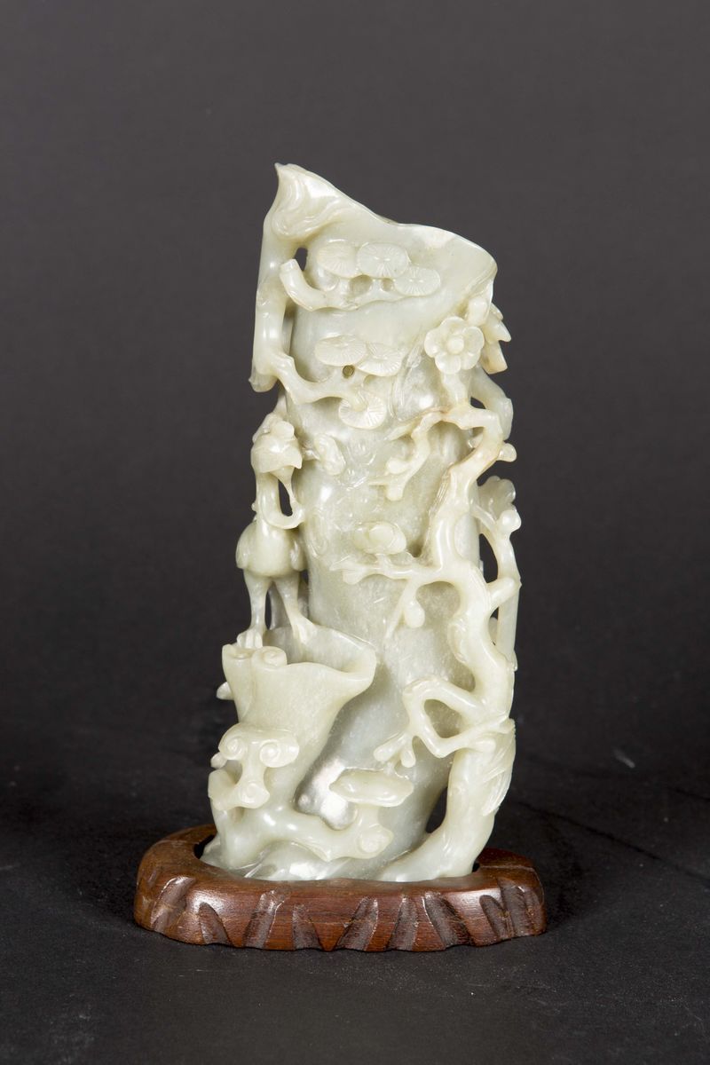 Vaso in Giada Celadon con Decoro a Rilievo Raffigurante Fenice tra Rami, Cina, Dinastia Qing, XIX...