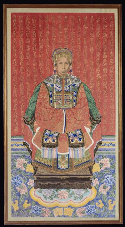 Tessuto in Seta a Fondo Rosso con Immagine di Imperatore ed Iscrizioni Dorate, Cina, Dinastia Qin...