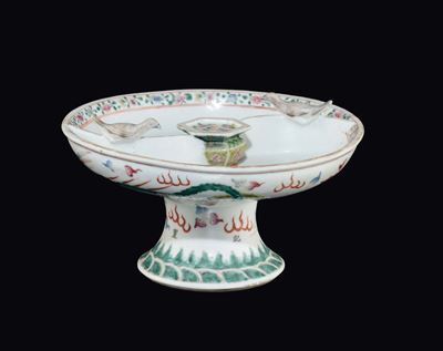 Alzata in Porcellana a Smalti Policromi con Drago Rosso, Cina, Dinastia Qing, Epoca Guangxu (1875...