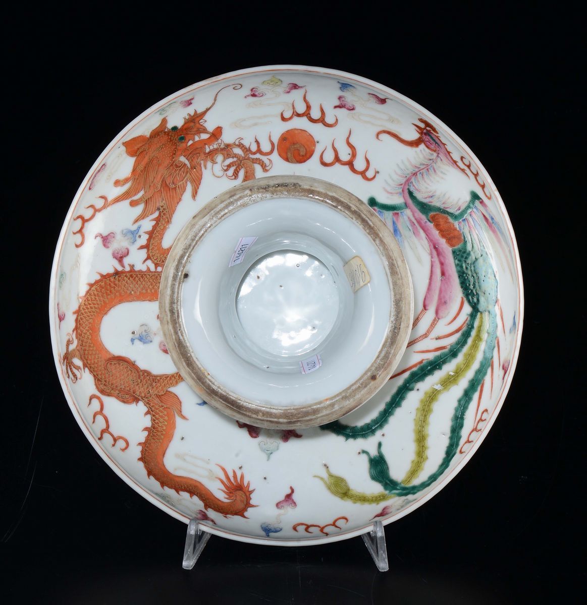 Alzata in Porcellana a Smalti Policromi con Drago Rosso, Cina, Dinastia Qing, Epoca Guangxu (1875...