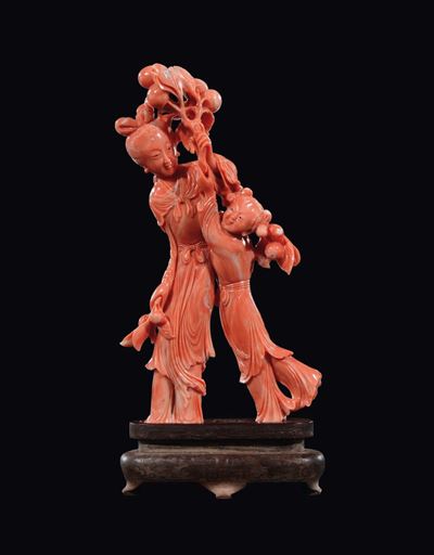 Gruppo Scolpito in Corallo Raffigurante Guanyin e Bambina con Frutti, Cina, Inizio XX Secolo