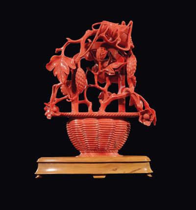 Cestino di Vimini Scolpito in Corallo con Fiori e Cicala, Cina, Dinastia Qing, Fine XIX Secolo